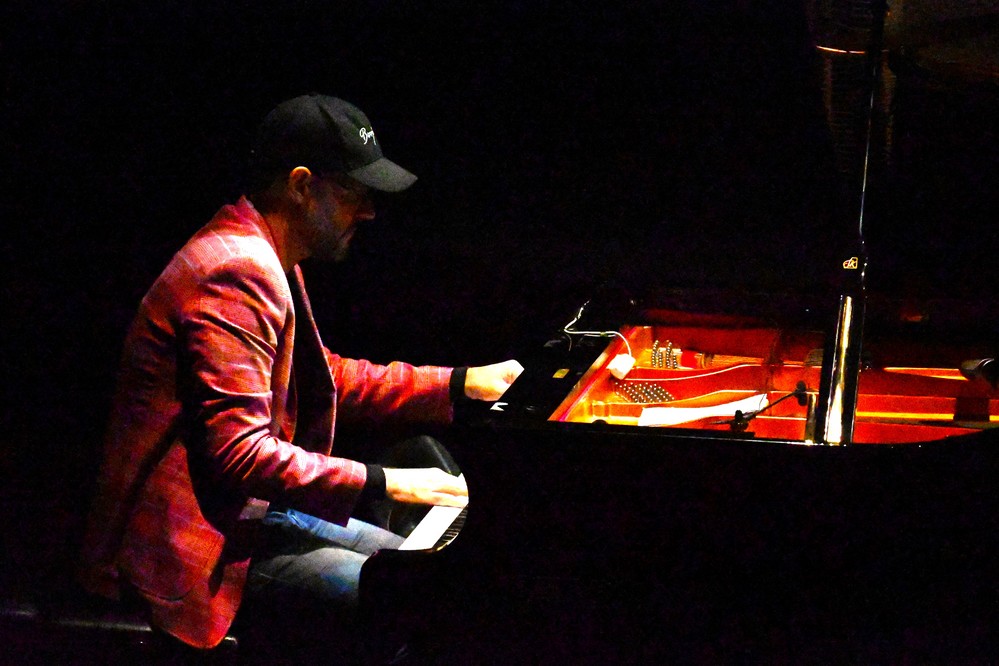 Borja Niso emociona al público con su espectáculo ‘Ludovico Musical Experience’ en el Auditorio de Roquetas
