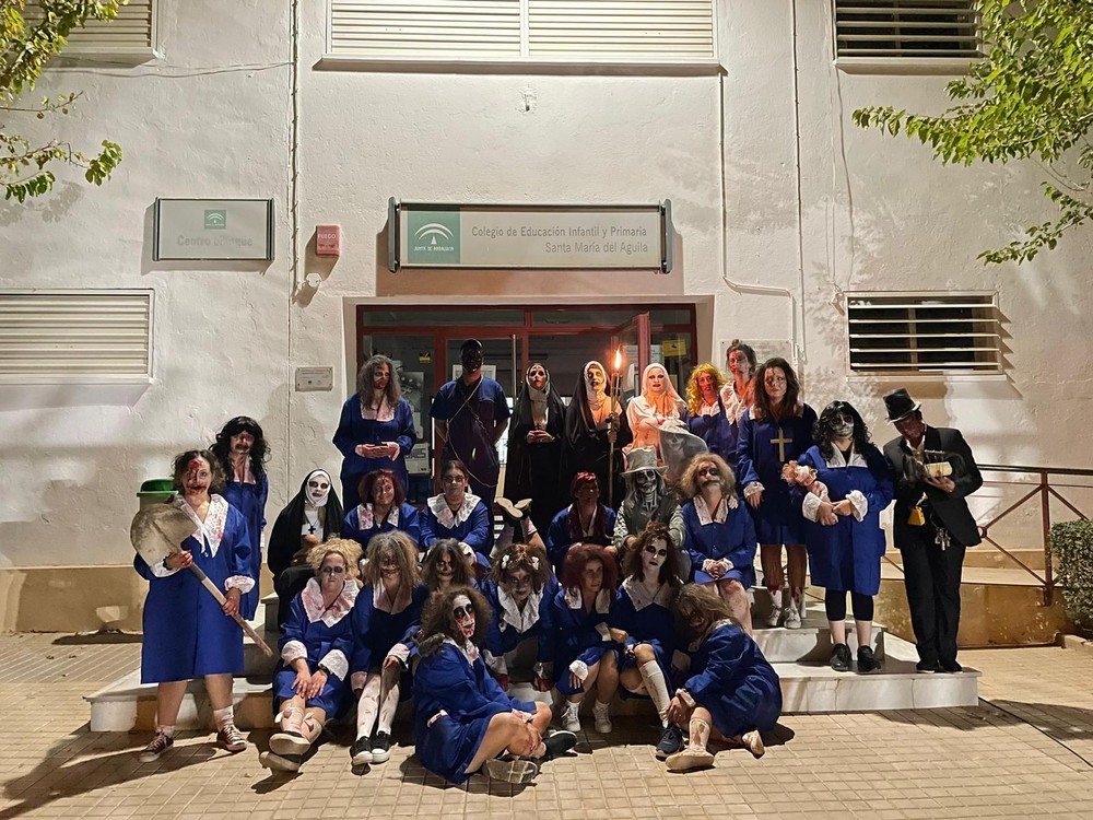 El AMPA Manuel de Falla reúne a más de 500 personas en el CEIP Santa María del Águila los días de Todos los Santos y los Difuntos para sumergirlos en un recorrido ‘aterrador’