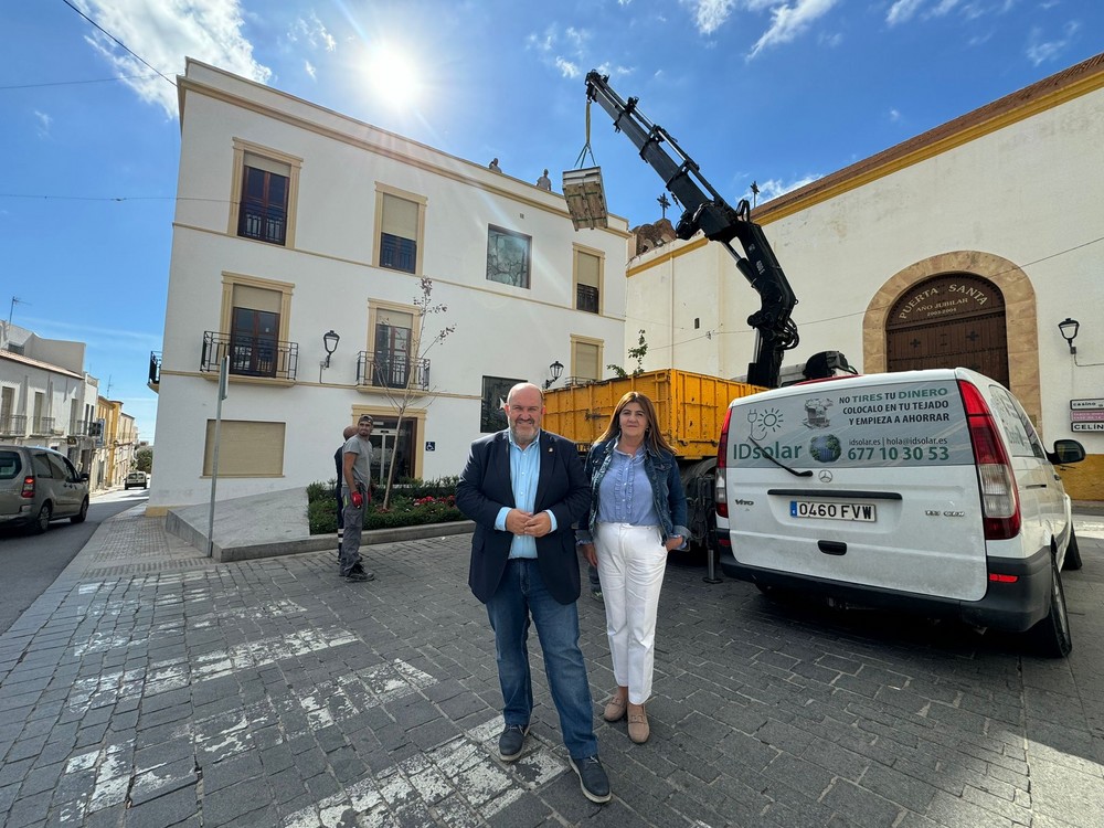 Comienzan los trabajos de instalación de placas solares en los edificios municipales de Dalías