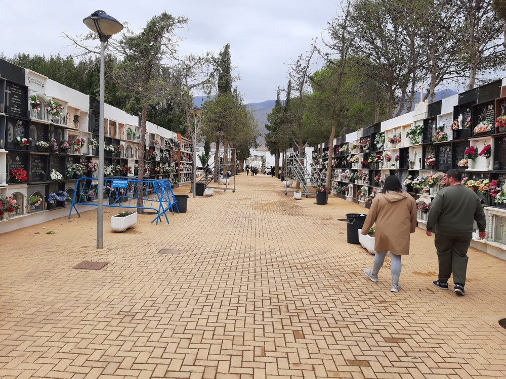 Los cementerios de El Ejido preparados para la celebración del Día de Todos los Santos tras el refuerzo de limpieza y reparación de los daños ocasionados por la DANA