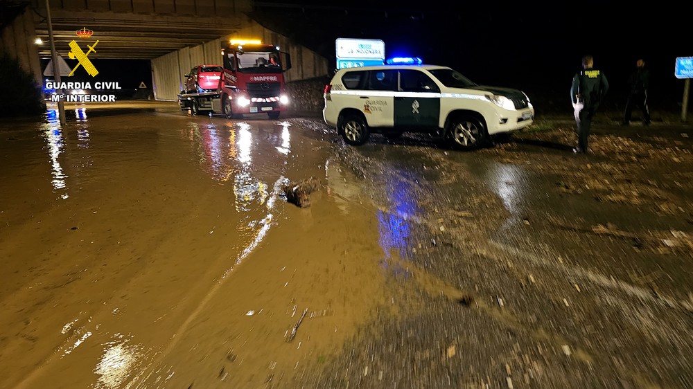 La Guardia Civil rescata a una mujer embarazada y a una familia entera durante la DANA en El Ejido