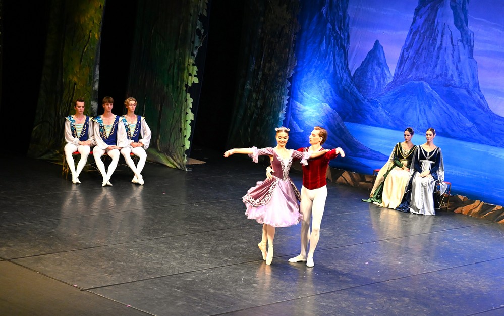 Gran espectáculo de belleza y estética con ‘El Lago de los cisnes’ y el Ballet de Kiev en el Teatro de Roquetas