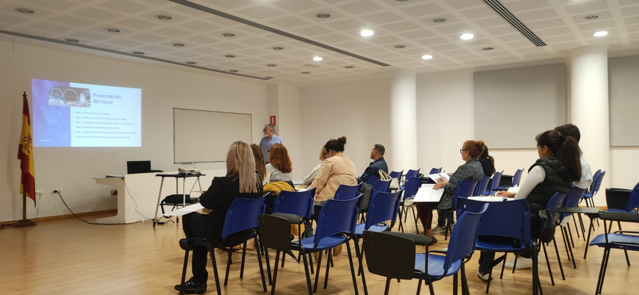 El Ayuntamiento de Vícar impulsa la digitalización del comercio local con un curso en competencias online y marketing