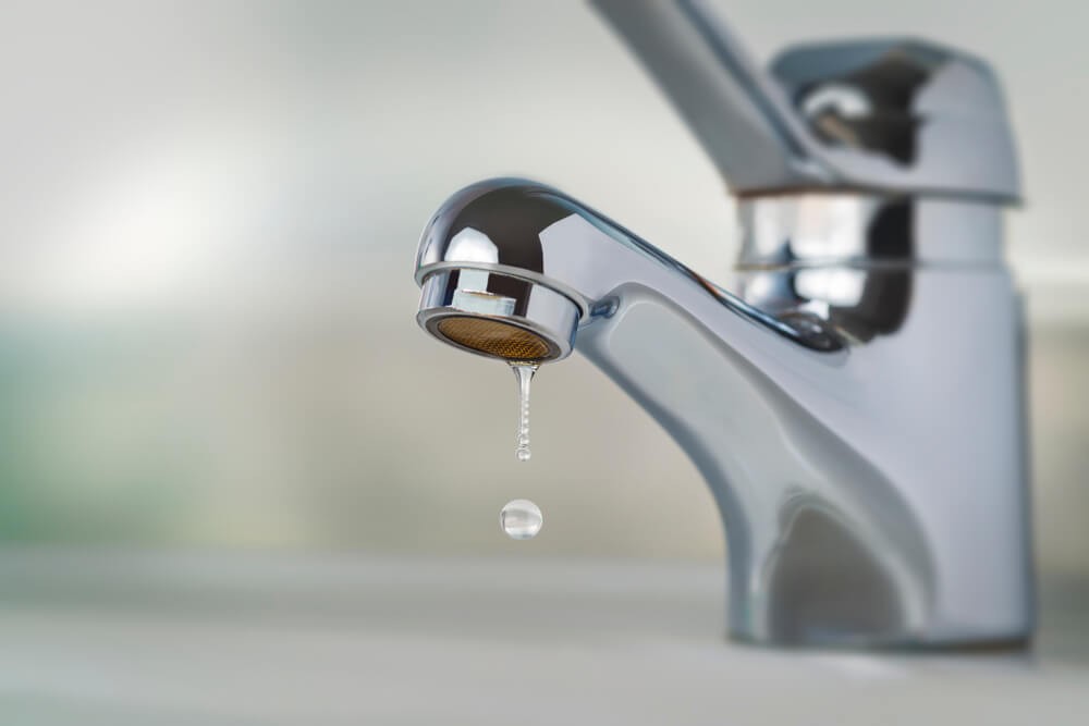 Adra comienza a reducir las restricciones de agua de forma gradual pero insiste en su uso responsable