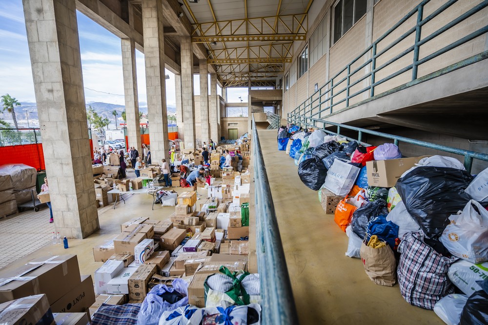 Roquetas de Mar se vuelca con Valencia y envía el primer tráiler cargado de productos de primera necesidad