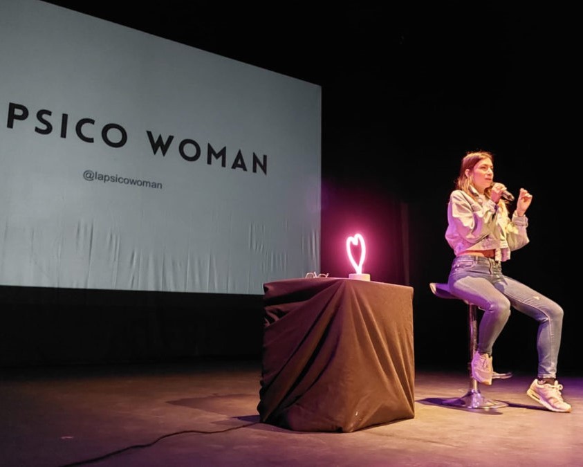 Charla de Isabel Duque, 'La Psicowoman', a alumnos de ESO sobre prevención de acoso y aceptación de la diversidad