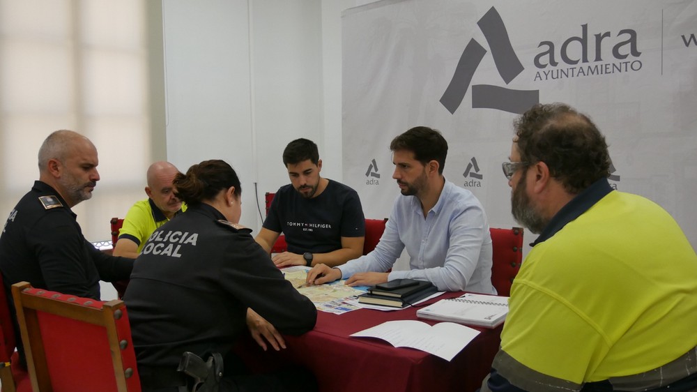 Adra vigila las zonas de acumulación de basura para prevenir el depósito fuera de horario y las conductas incívicas