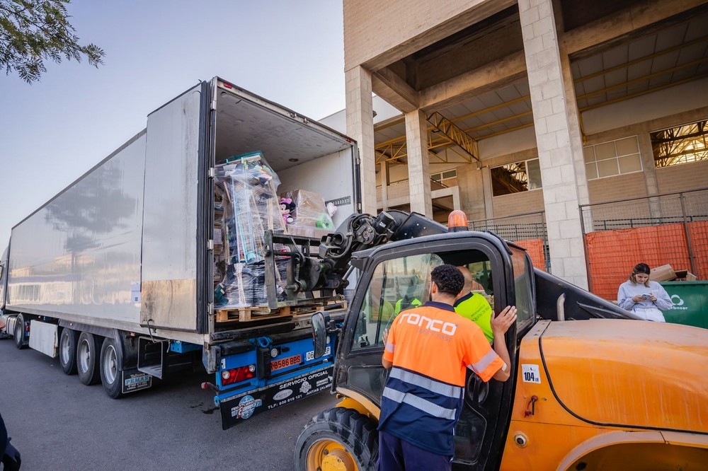 Roquetas de Mar envía dos nuevos tráilers de ayuda humanitaria a Valencia tras la devastación de la DANA