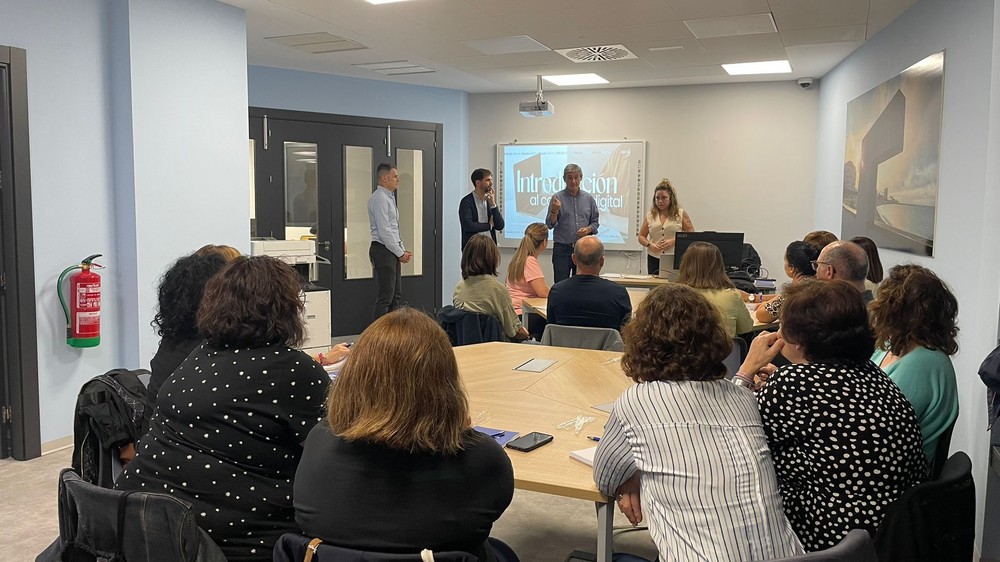 Empresarios abderitanos aprenden cómo impulsar sus negocios digitalmente con un curso intensivo en la Sala TIC