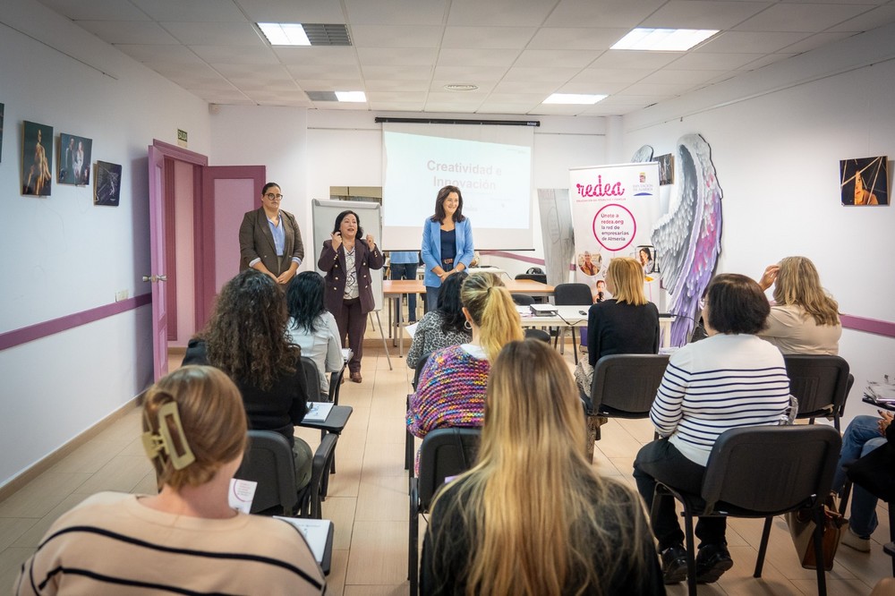 Roquetas impulsa la creatividad y la innovación en el emprendimiento femenino con nuevas jornadas formativas
