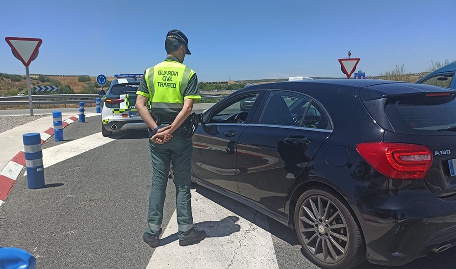 Cinco heridos en Vícar al volcar un coche en la autovía