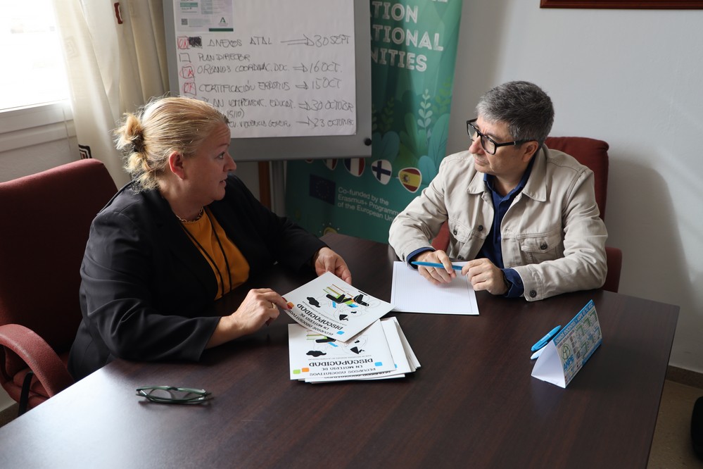 La concejala ejidense María del Mar Martínez presenta la Guía de Recursos Asociativos en materia de Discapacidad