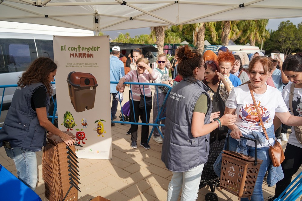 La campaña sobre el correcto uso del contenedor marrón llega al mercadillo semanal