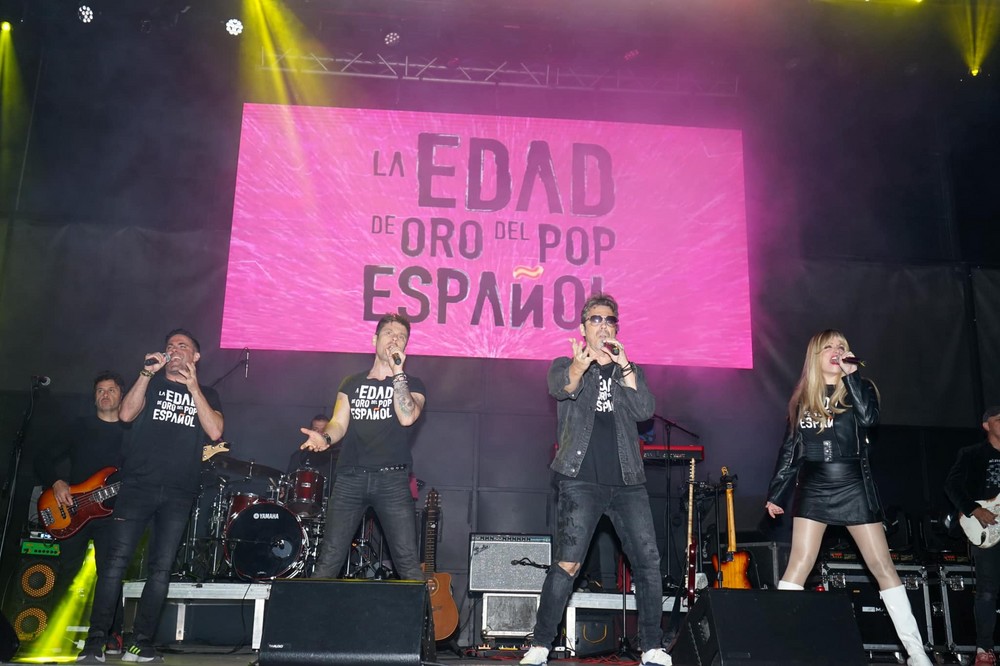 El concierto de ‘La Década de Oro del Pop Español’ pone un brillante punto final a la Gran Castañada de Vícar