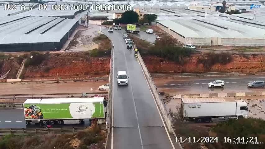 Alerta Amarilla en el Poniente: caen 76 litros en Dalías y provoca el corte de la A-7 en Balanegra