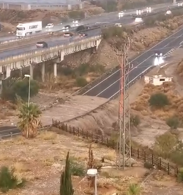 La Aemet eleva la alarma por lluvias nivel naranja con más de una veintena de incidencias en el Poniente