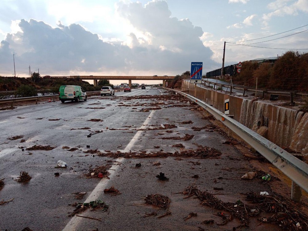 Cortan al trafico la A-7 por Balanegra por el temporal