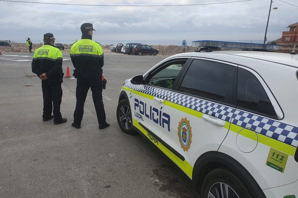 Detenido mientras trataba de robar un coche en Adra