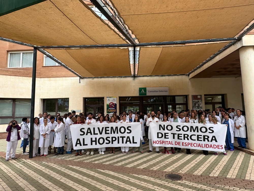 El personal sanitario del Poniente se concentra en contra de la degradación del centro y reivindicar el Nivel de Especialidades