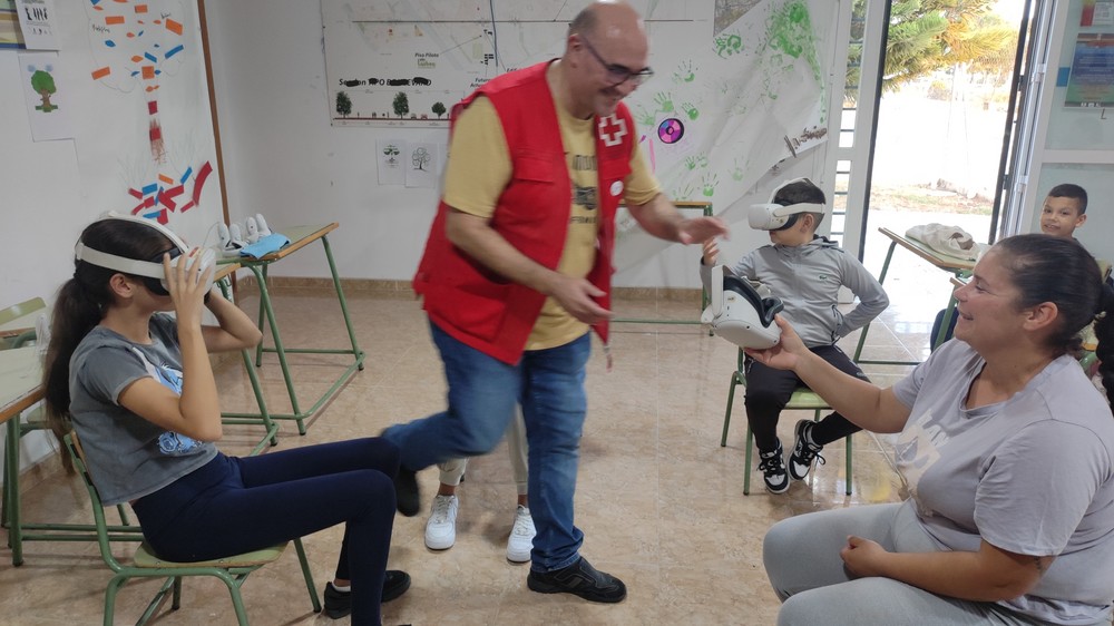 La comunidad gitana de Vícar se acerca a la realidad virtual