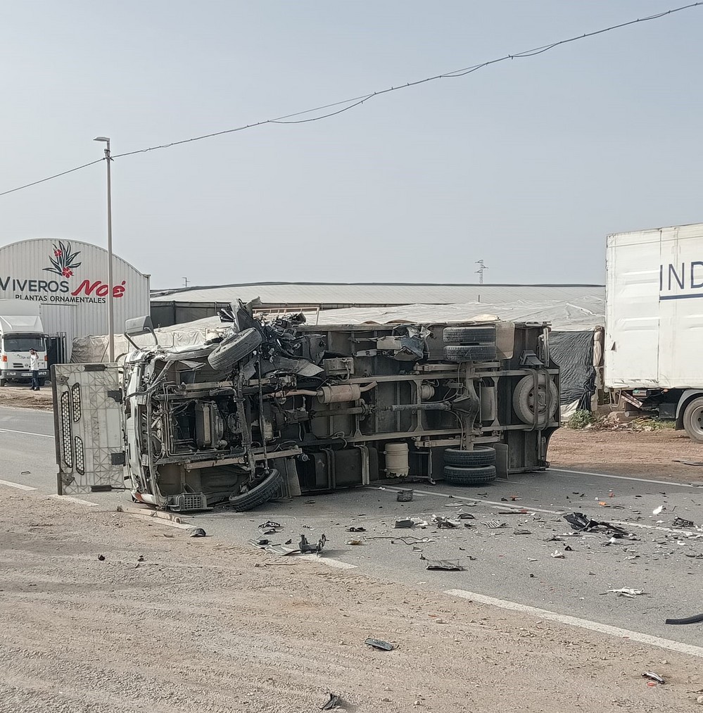 Dos heridos en la colisión de un coche y un camión en la carretera de Matagorda
