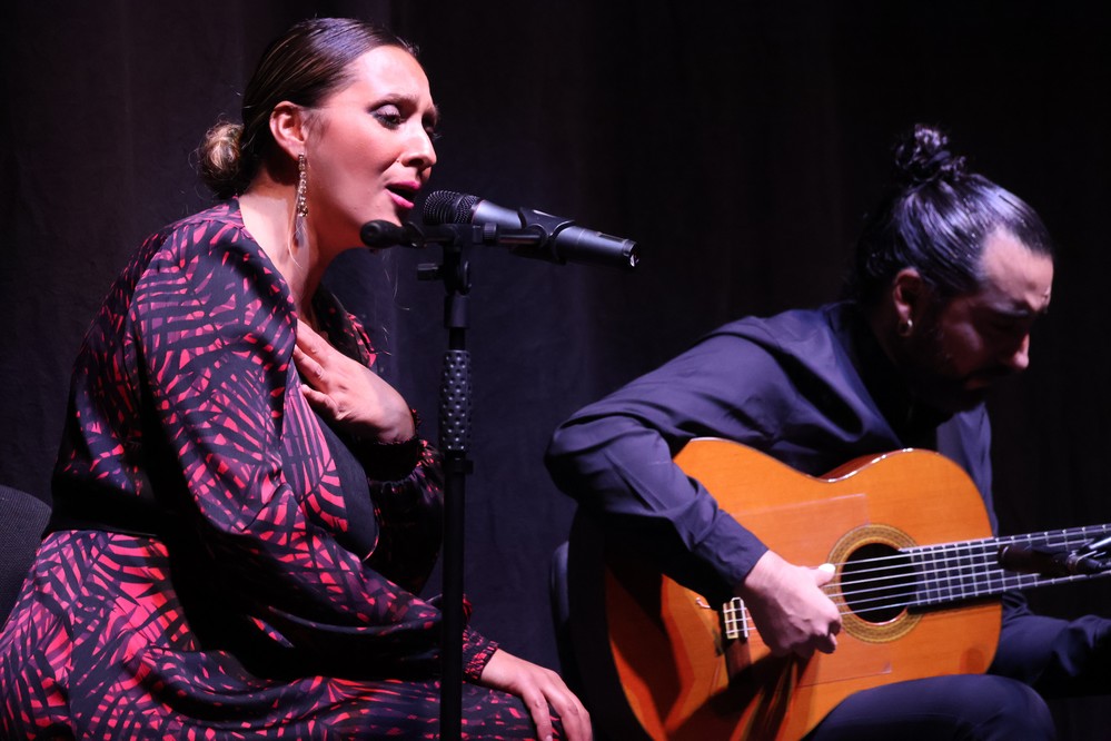 Mari Ángeles Fernández encandila al Teatro Municipal con la fuerza de su voz en la III Semana del Flamenco