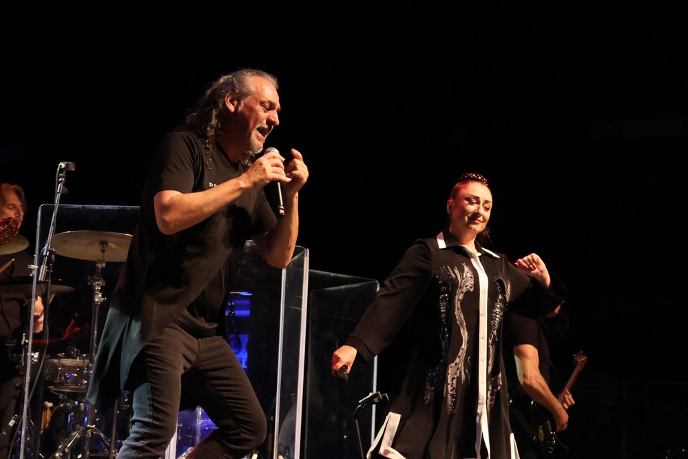 Camela hace cantar a todo el Auditorio los temas más populares de sus 30 años sobre los escenarios