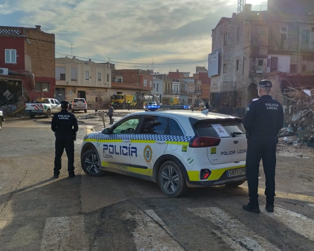 Tres agentes de la Policía Local de Adra refuerzan la seguridad en Catarroja tras los efectos de la DANA