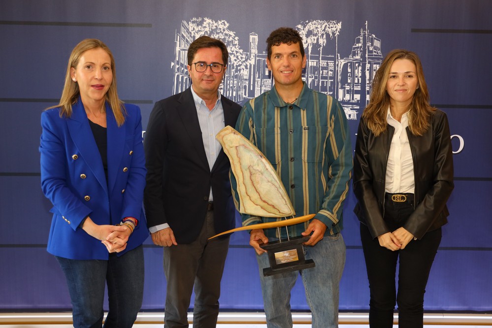 El Ayuntamiento de El Ejido y el tricampeón del mundo, Víctor Fernández, renuevan su alianza para seguir promocionando el municipio