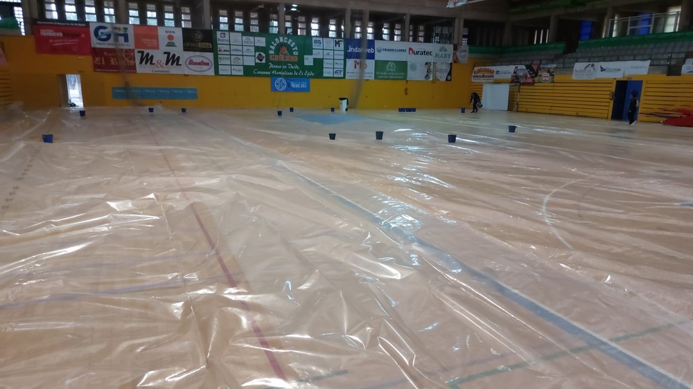 Arrancan los trabajos de reparación de las cubiertas del Teatro Auditorio y del Pabellón de Deportes tras los daños sufridos por la DANA