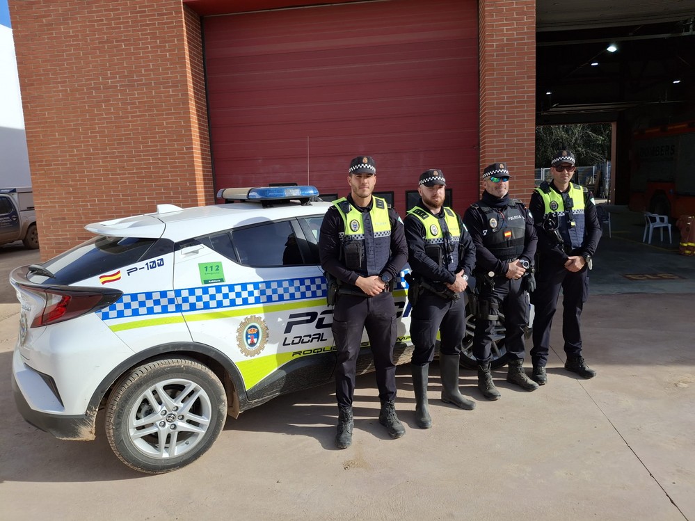 Seis agentes de la Policía Local de Roquetas de Mar colaboran en Catarroja tras los daños causados por la DANA