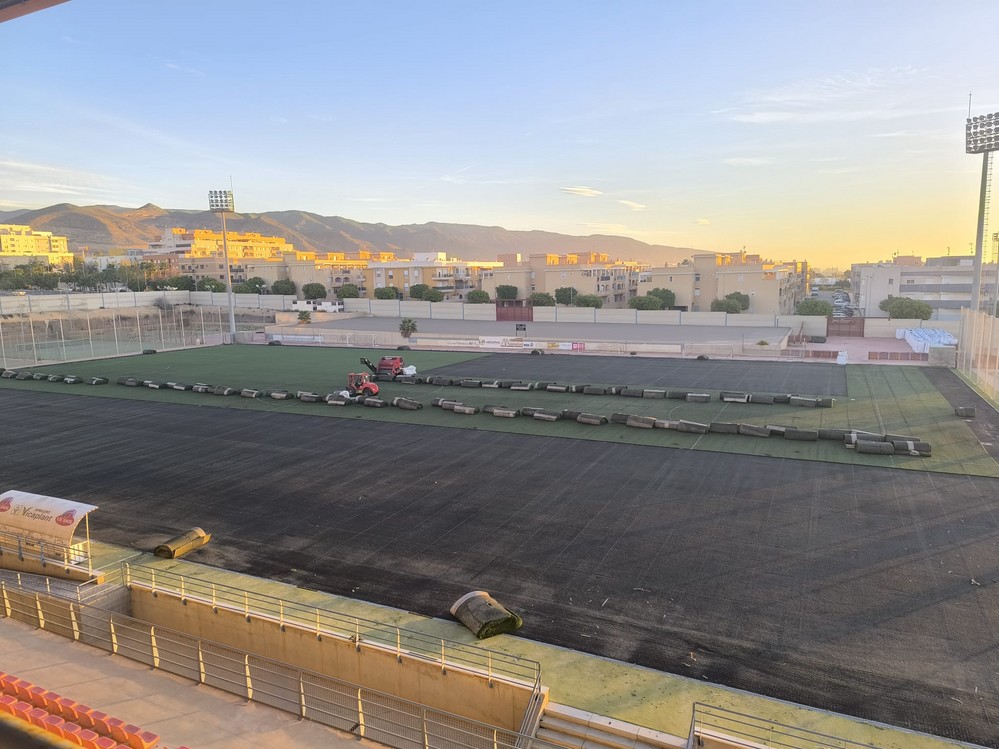 El Ayuntamiento pone en marcha las obras para la sustitución integral del césped del campo de fútbol de Cabañuelas