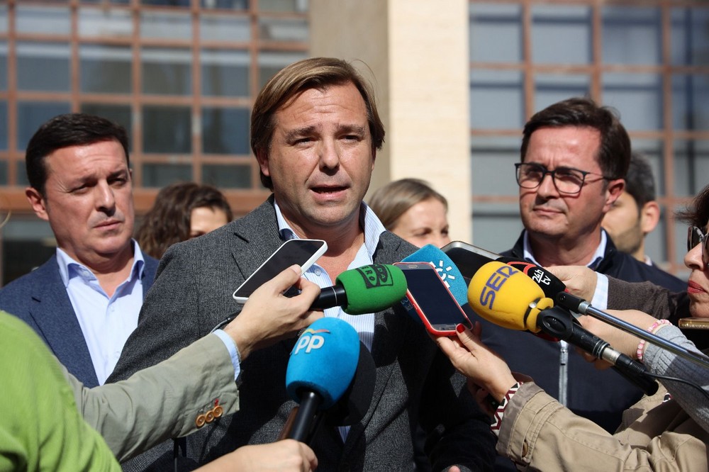 El secretario general de los populares andaluces señala desde El Ejido que el PSOE es un “partido en descomposición”