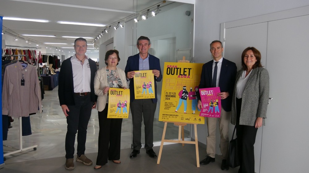 Manuel Cortés y Amós García arropan a los comerciantes  de Adra en una nueva edición del Gran Outlet