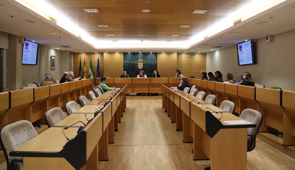 El Consejo Municipal de la Mujer de El Ejido se reúne por la celebración del 25N