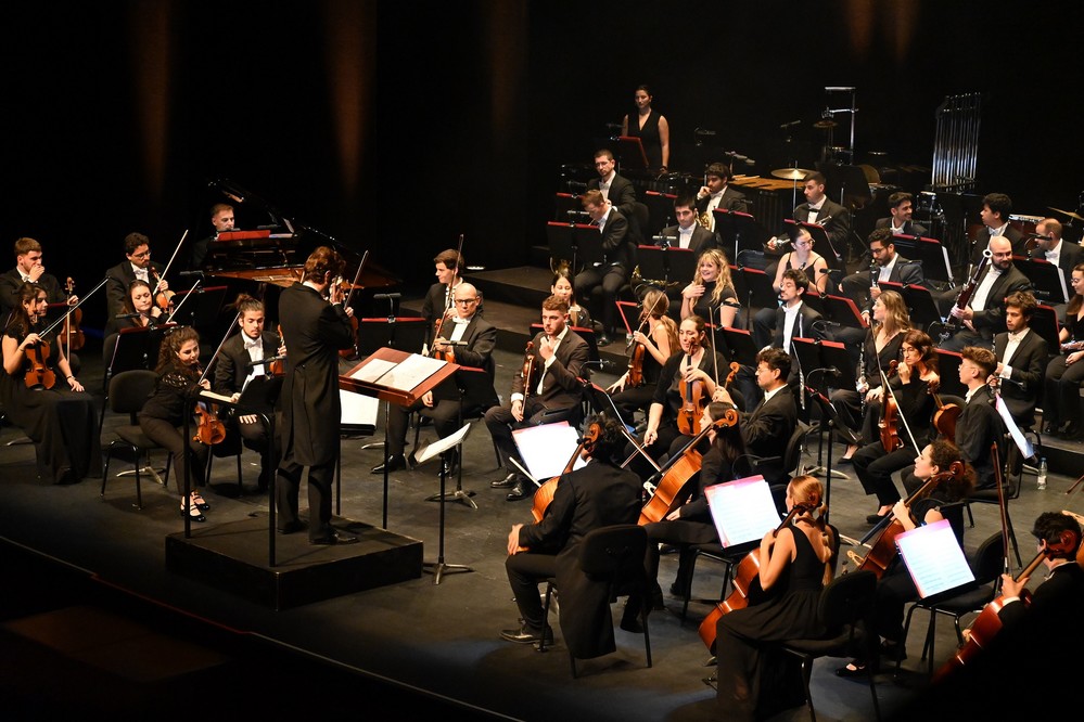 Royal Film Concert Orchestra llena el Teatro Auditorio de Roquetas con una gran selección de bandas sonoras