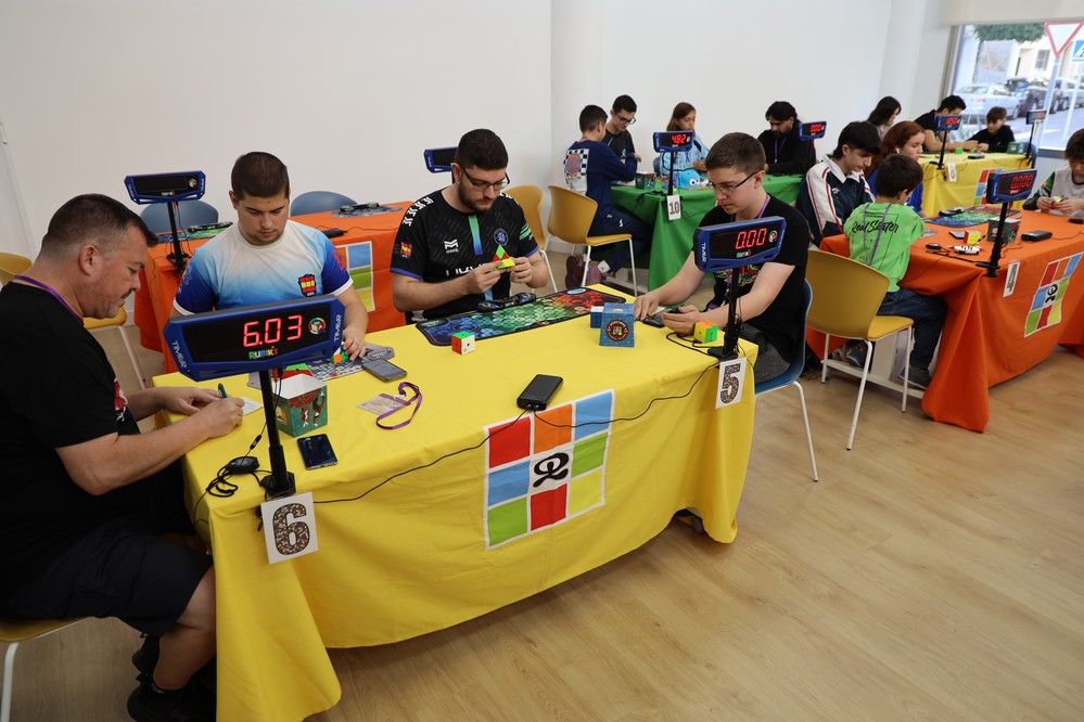 El concejal de Juventud entrega los premios del I Campeonato MurgiJoven Open 2024 de Speedcubing