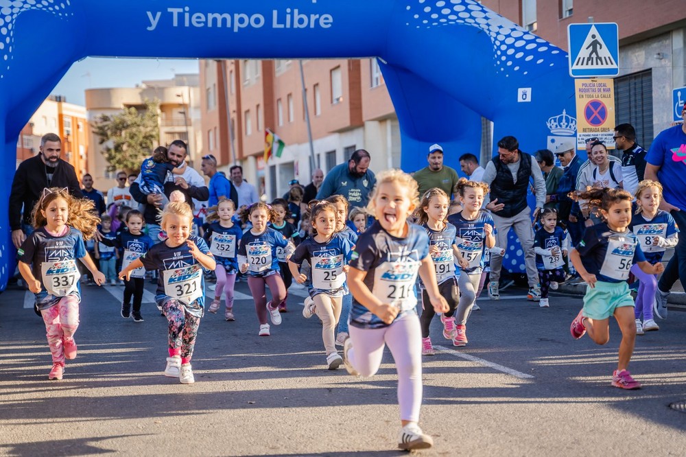 Un total de 350 niños demuestran su pasión por el deporte en la VII Media Maraton Kids de Roquetas