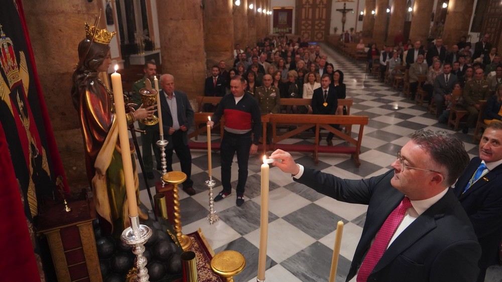 La Mayordomía de San Miguel bendice la imagen de Santa Bárbara