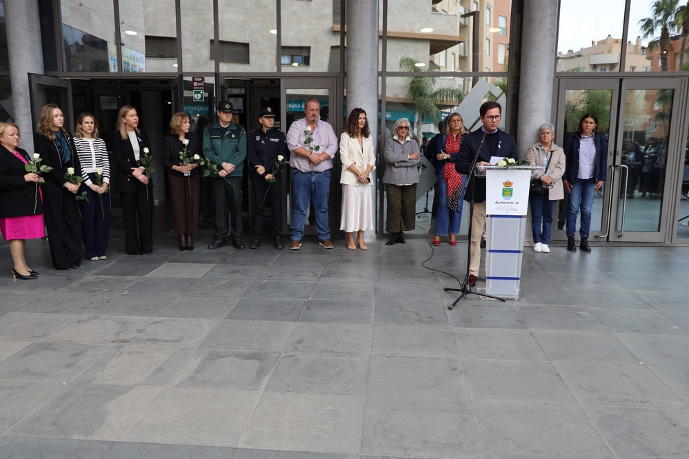  El Ejido recuerda a las 41 mujeres y 8 niños asesinados durante 2024 en el Día Internacional de la Eliminación de la violencia hacia la mujer