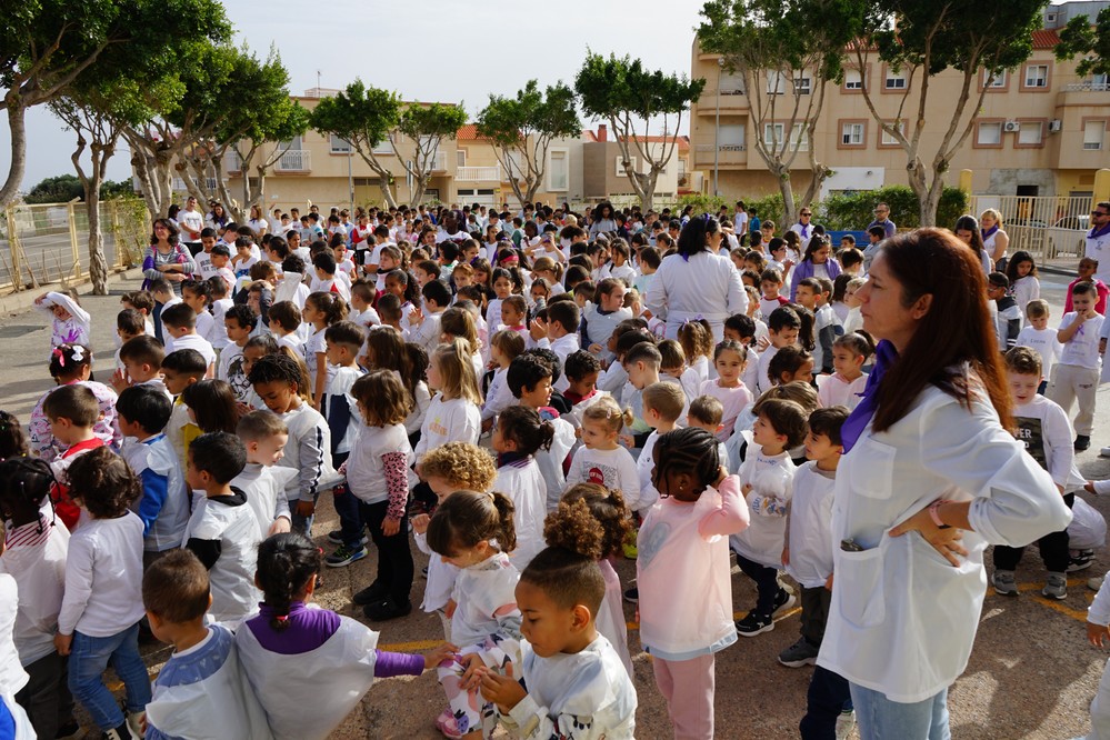 La comunidad educativa de Vícar protagoniza una gran concentración con motivo del Día Internacional de la Eliminación de la Violencia contra la Mujer