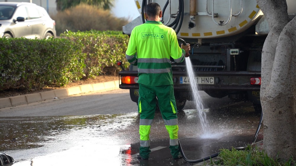 El Ejido activa el dispositivo especial de refuerzo de limpieza durante el puente de diciembre y las fiestas de Navidad