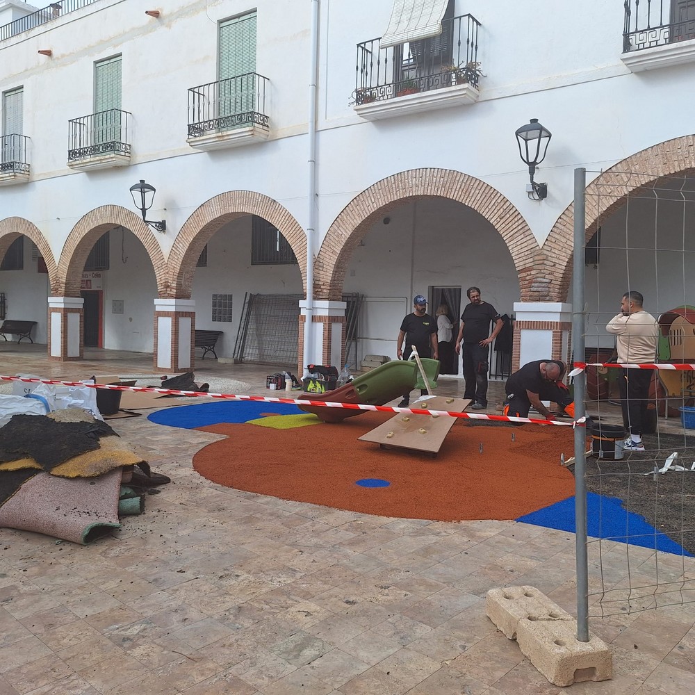 Avanzan los trabajos de mantenimiento y reparación de los parques infantiles de Dalías