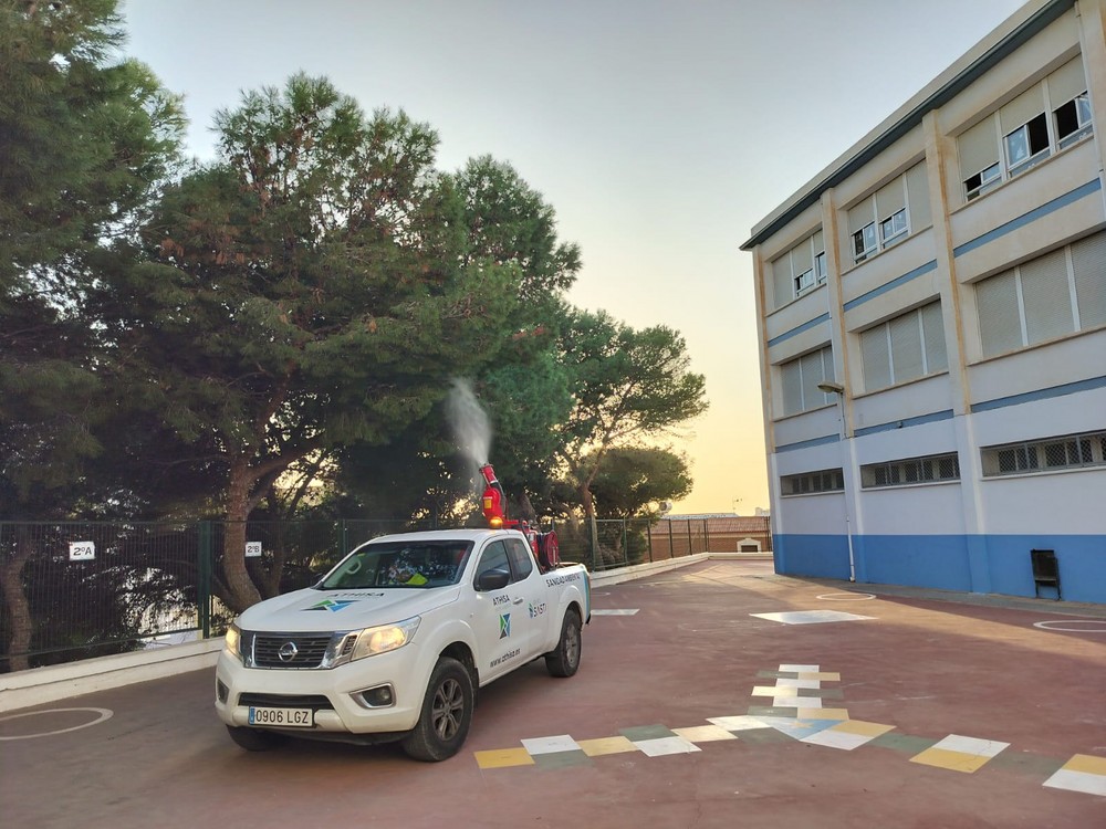 El Ayuntamiento de Adra previene a la oruga procesionaria con labores de fumigación en centros escolares