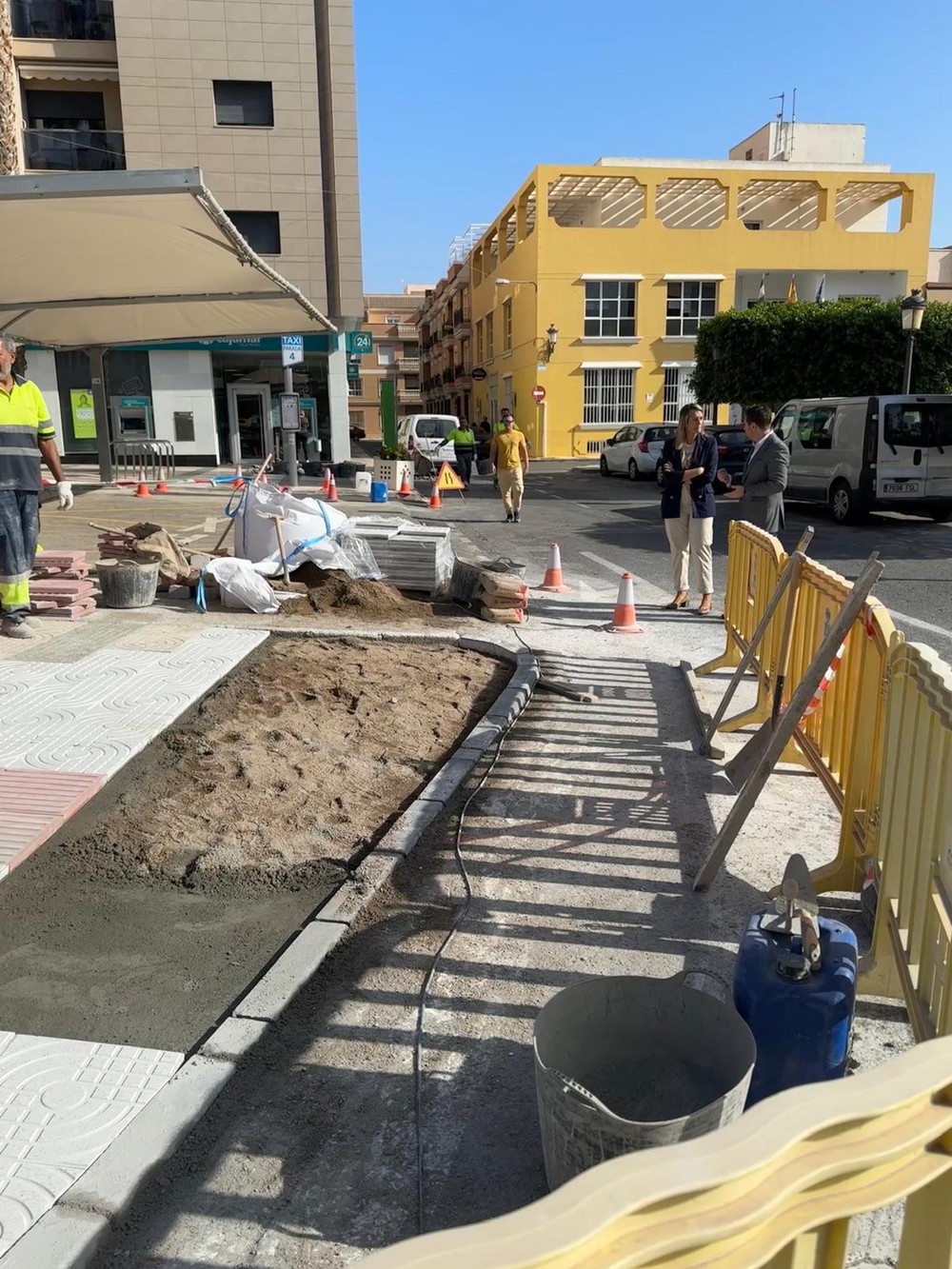 El Ayuntamiento acomete obras de mejora de accesibilidad y mantenimiento en la Plaza de la Iglesia de El Parador