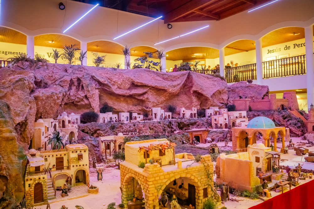 El Castillo de Santa Ana acoge el Belén Municipal con más de 2.000 figuras y un paisaje inspirado en enclaves almerienses