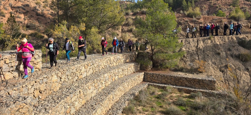 Medio centenar de senderistas disfrutaron del entorno del Pantano del Negratín en la última salida del programa 'Deporte y Naturaleza'