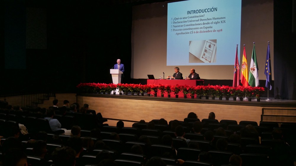 Casi 300 jóvenes de Adra celebran el Día de la Constitución con una ponencia de Luis Miguel Columna