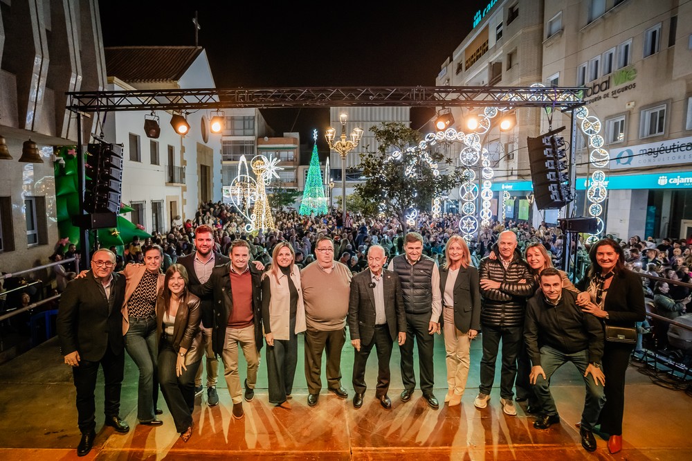 Roquetas de Mar da la bienvenida a la Navidad con el tradicional encendido en la Plaza de la Constitución