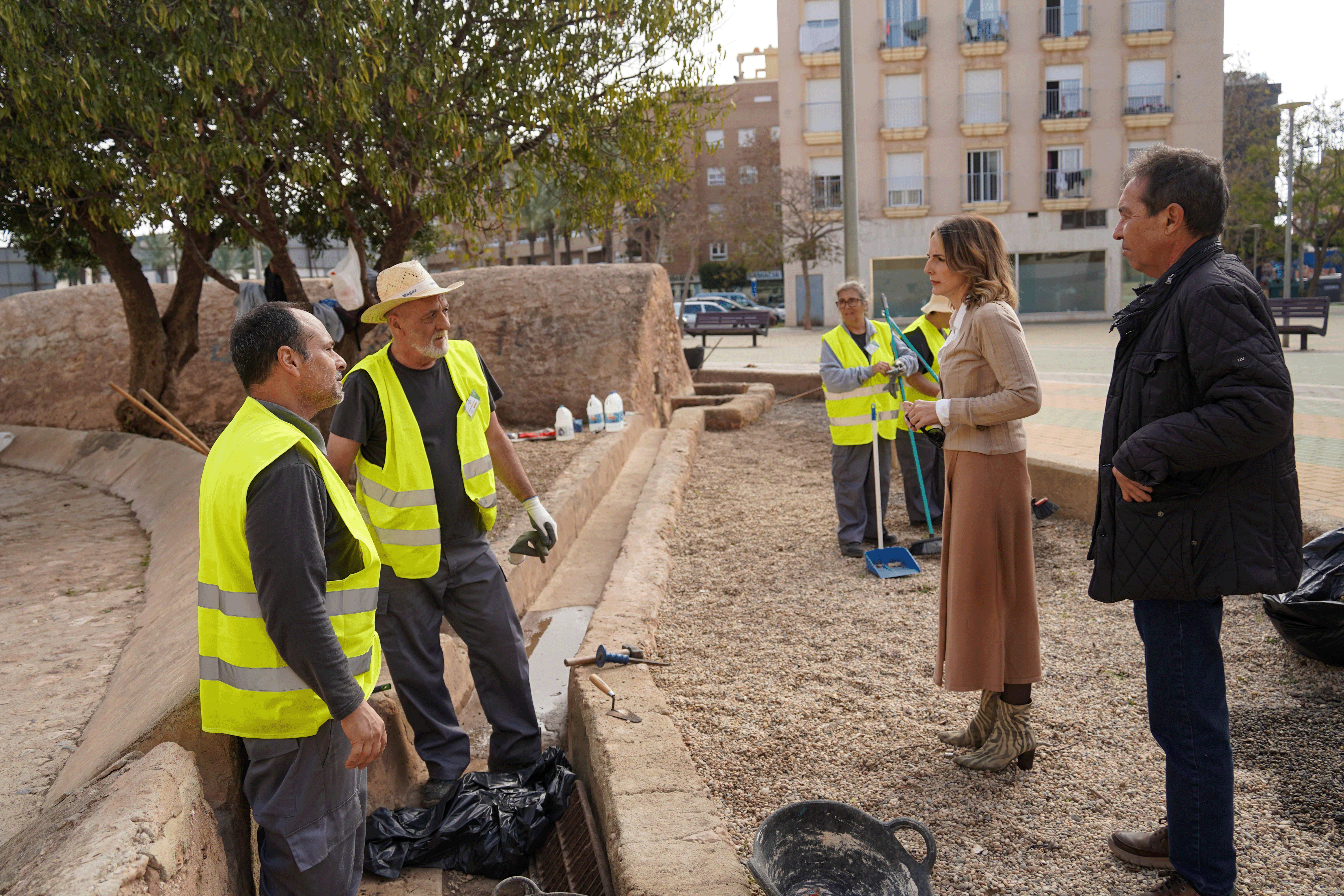 Trabajadores del ‘Programa Andalucía Activa’ acondicionan los entornos de los espacios históricos y patrimoniales